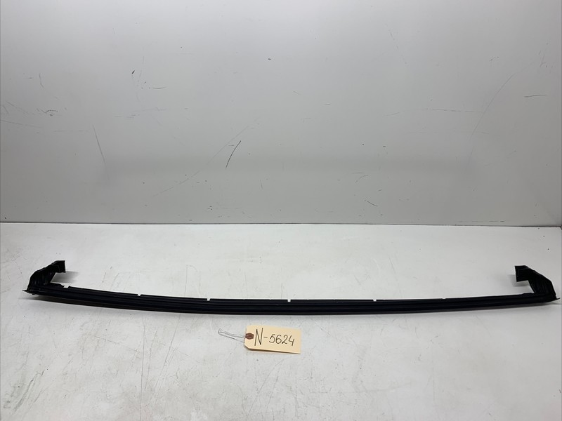 16-20 TESLA MODEL X DOOR SEAL BRACKET RIGHT REAR OEM 1072080-00-B 5624 U8