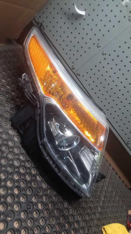 2013-2015 Ford Explorer Right Headlight Assembly White 382511 Used 194K Miles