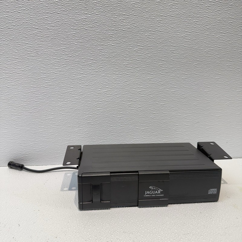 97-06 Jaguar XJR VDP X308 XKR X100 Audio Player 6 Disc CD Changer LNF4160AA OEM