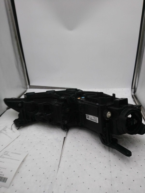 Used Left Headlight Assembly fits: 2015 Chrysler 200 Sdn halogen projector w/day