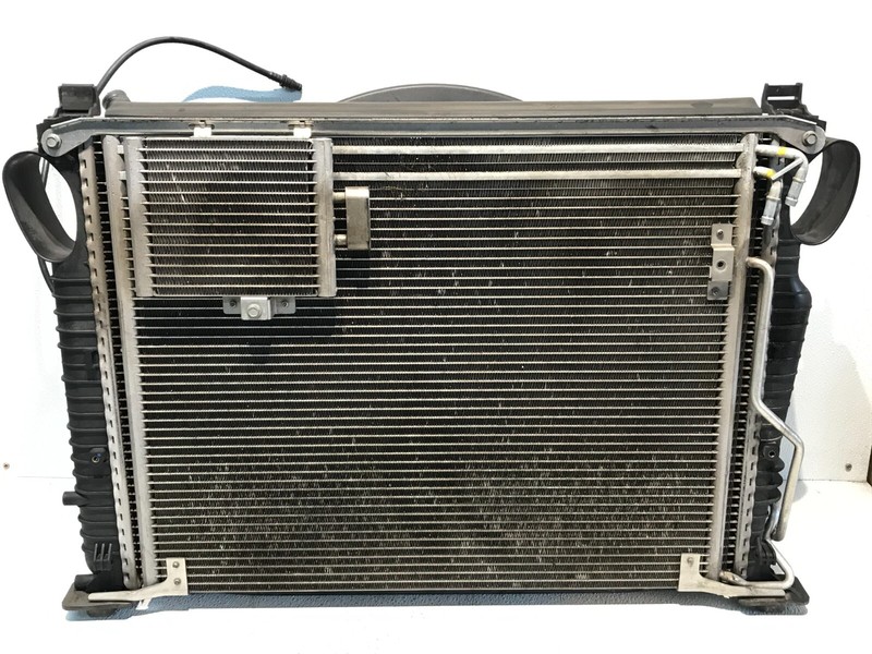 03-06 Mercedes R230 SL500 Engine Cooling Radiator AC Condenser Fan Assembley
