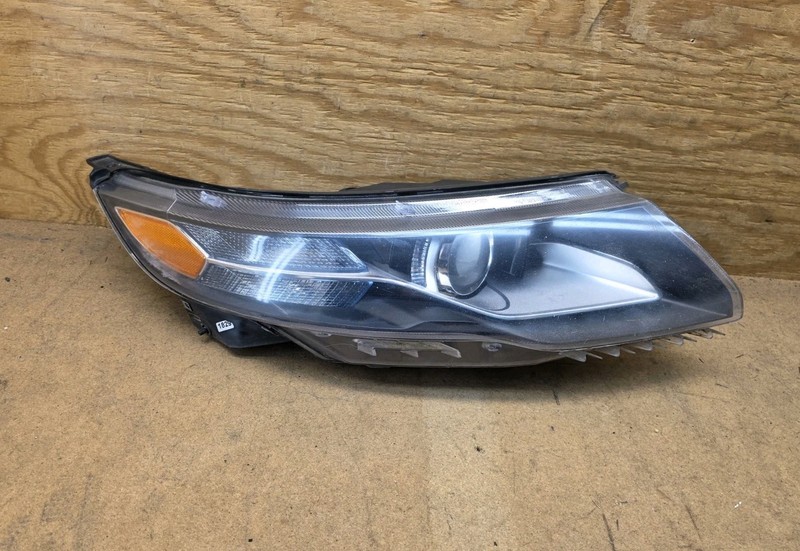 2011-2015 Chevrolet Volt Headlight Right Passenger Halogen Genuine OEM 22902127