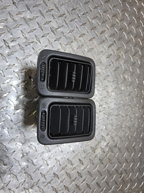 01-07 Chevrolet Silverado Graphite Vents Asssembly Oem Tested