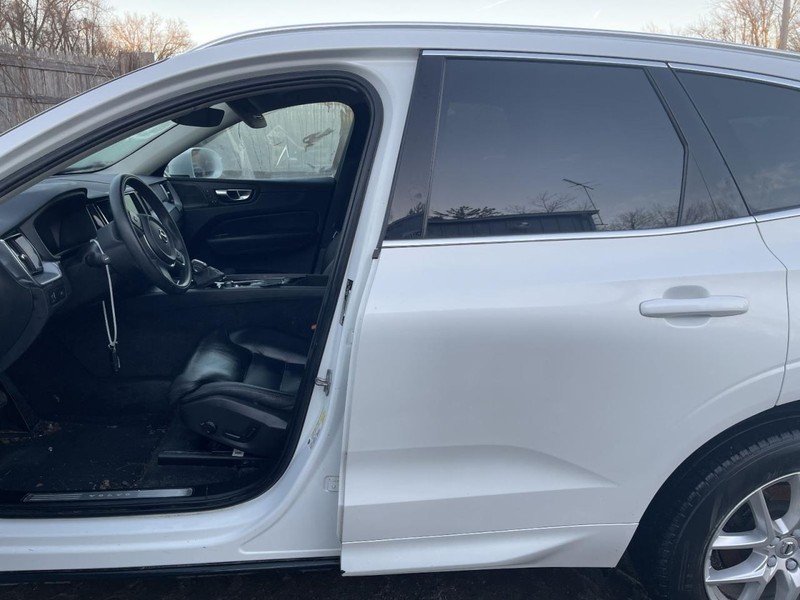 2018-2024 VOLVO XC60 LEFT ROCKER W/POST WHITE PC:707 2.0L AWD 25K MOMENTUM 61330
