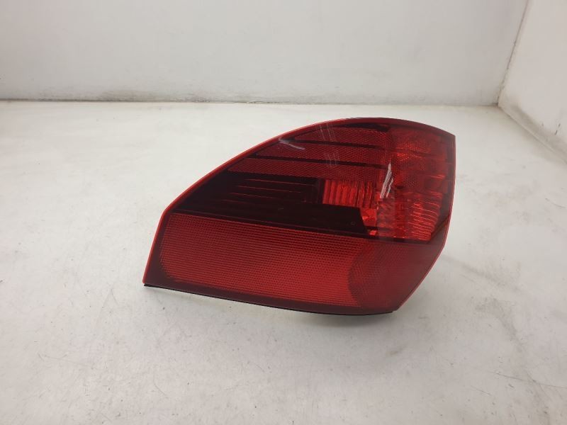 04-05 TOYOTA SIENNA PASSENGER SIDE REAR RIGHT TAIL LIGHT