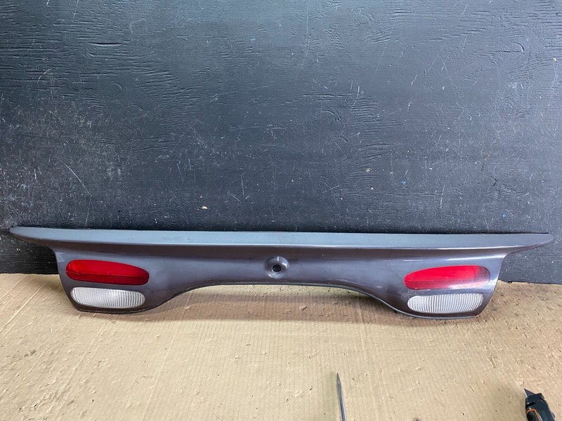 2000 to 2002 Ford Taurus Sedan Trunk Rear Center Lid Tail Light Panel i7989 DG