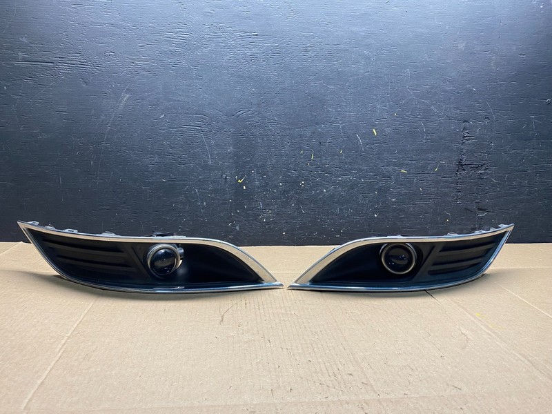 2013 to 2016 Lincoln MKT Left+Right Set Front Fog Light Bezel OEM r3019 DG