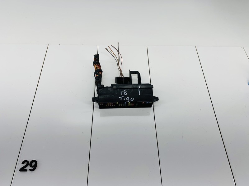 17-18 VOLKSWAGEN TIGUAN LIMITED 2.0L RIGHT SIDE DASHBOARD FUSE BOX HOUSING OEM