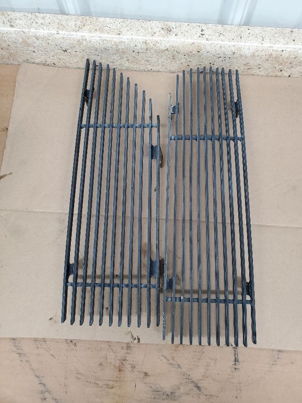 Driver Left Grille Excluding SRT8 Black Bars Fits 05-07 MAGNUM 284424