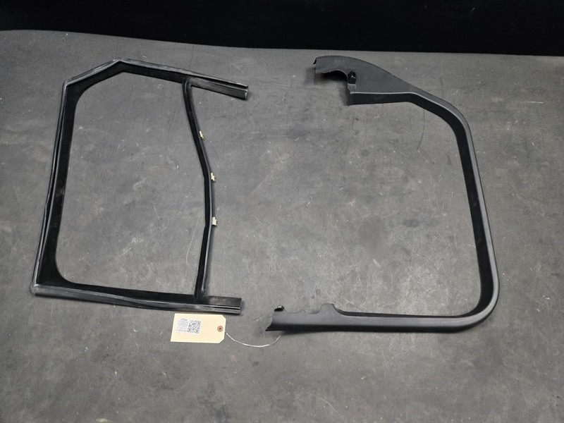 2PC Rear Left Door Window Trim + Weatherstrip Set 2018 Range Rover Velar 19 - 22