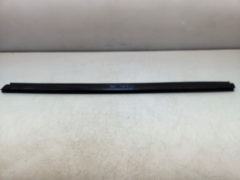 β
04-09 OEM Jaguar XJ8 Front Right Passenger Side Door Window Weather Seal