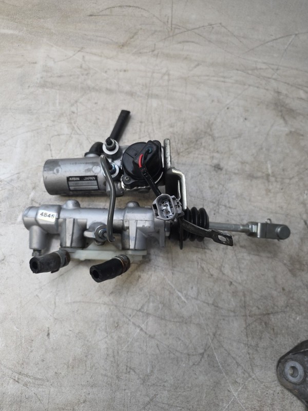2008 Toyota Highlander hybrid Brake Booster Master Cylinder Assembly OEM