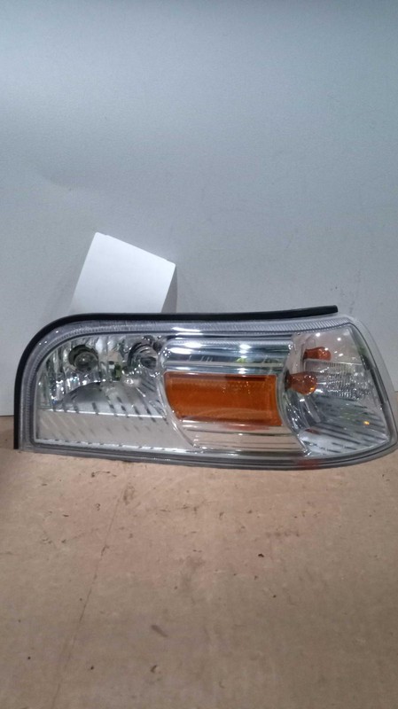 2006 Mercury Grand Marquis Right Headlight Assembly Gold OEM 228512 Used