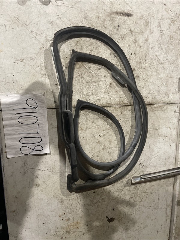 86-91 Mercedes W126 560SEL Door Weatherstrip SealFront Right Rubber 420SEL
