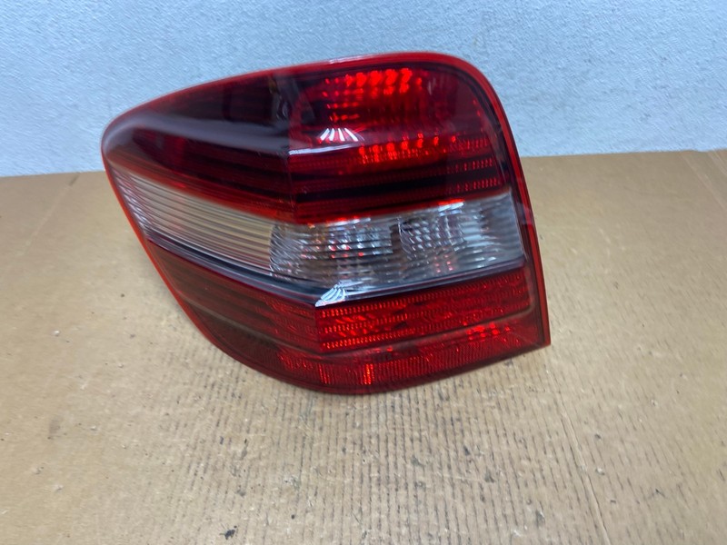 2009 to 2011 Mercedes ML350 ML-Class Left Driver Side LH Tail Light AE0614 LK