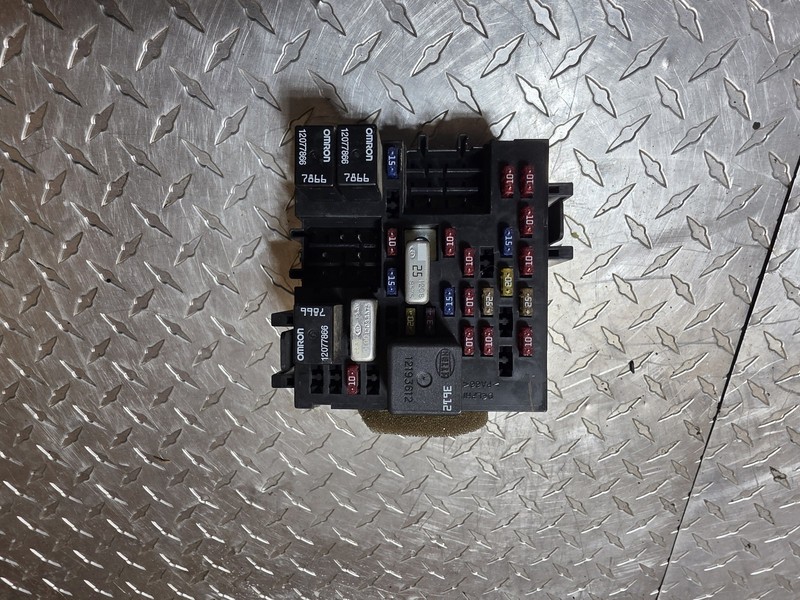 2000-2002 Chevy Silverado Sierra Interior Fuse Relay Junction Box OEM 15328861A