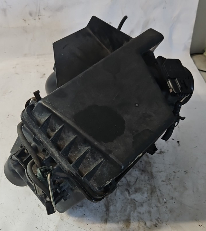 2003-2008 Mazda 6 3.0L Air Cleaner Intake Cleaner Filter Junction Box OEM