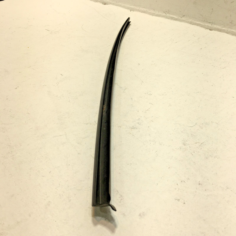 AUDI A6 S6 FRONT RIGHT PASSENGER SIDE WINDSHIELD STRIP SEAL MOLDING 12-2018 OEM