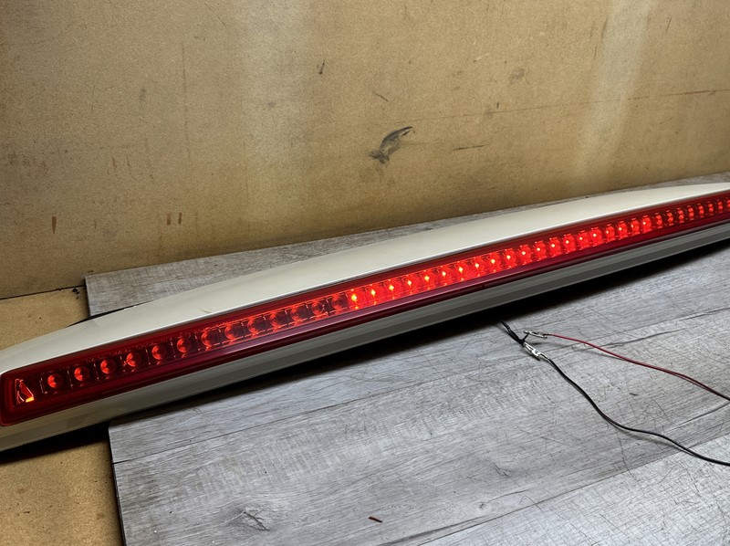 15847938 I 2007-14 OE Cadillac Escalade Third Brake Light W/Spoiler White Tested