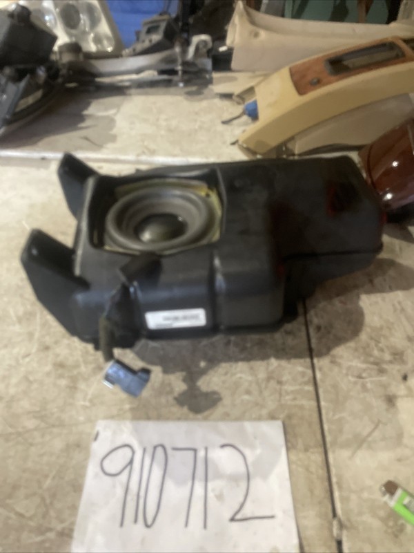 04-09 CADILLAC SRX BOSE SOUND SYSTEM REAR SPEAKER SUB WOOFER OEM 25718355