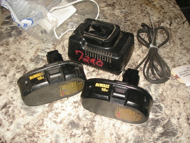 Dewalt dw9116 1 hour charger and 2 batteries lot dc9098 Tested and working