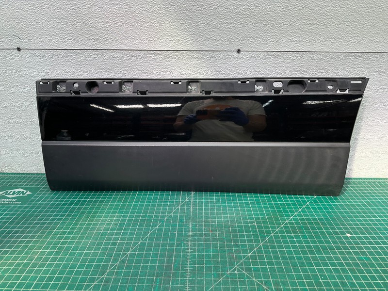 13-22 Range Rover L405 REAR LEFT DRIVER DOOR LOWER MOLDING OEM