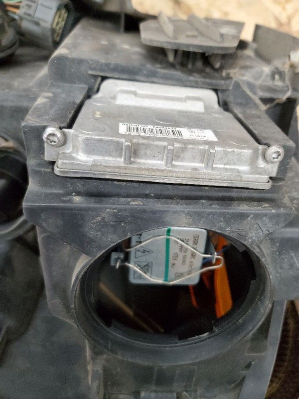 Driver Headlight HID With Halogen High Beam Fits 07-12 ACADIA 282828