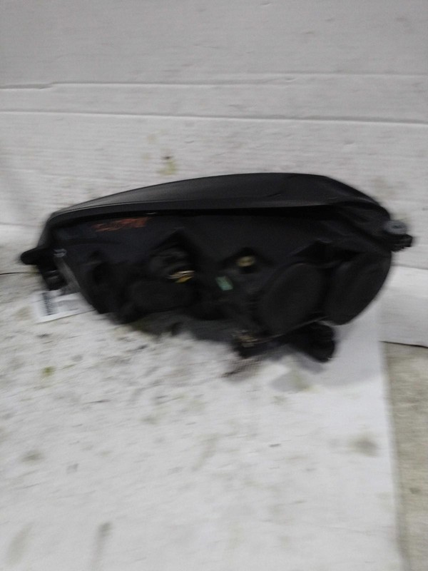 Used Right Headlight Assembly fits: 2016 Volkswagen Golf Htbk Base halogen R. Ri