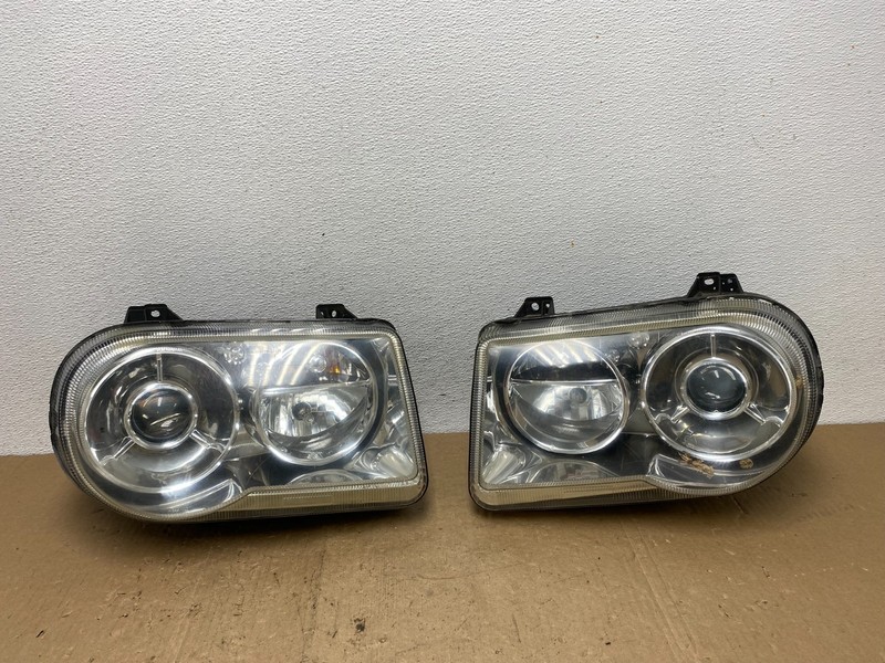 2005 to 2010 Chrysler 300C Left+Right Side Halogen Headlights AC6042 DW