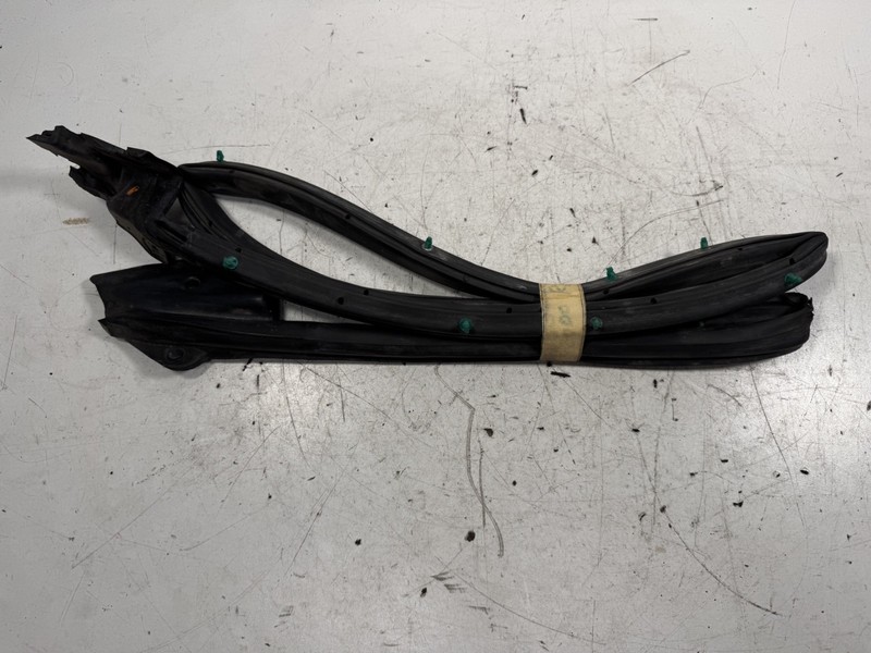 00-09 Honda S2000 Right Door Weatherstrip Seal 72310-S2A-023 OEM