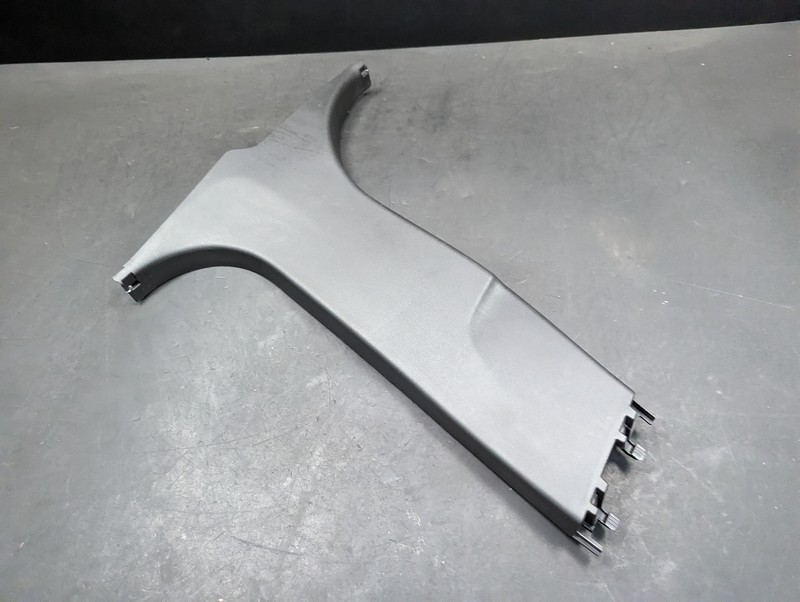 Center Right B Pillar Lower Trim Panel 2018 BMW X1 51437332818 2016 2017 - 2021