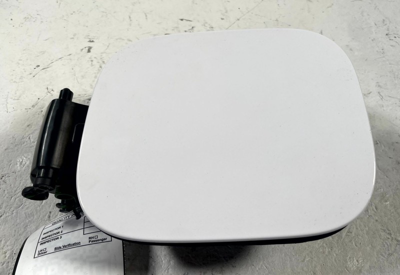 25-26 CHEVROLET EQUINOX FUEL TANK FILLER POCKET DOOR LID FLAP COVER 1.5L #111326