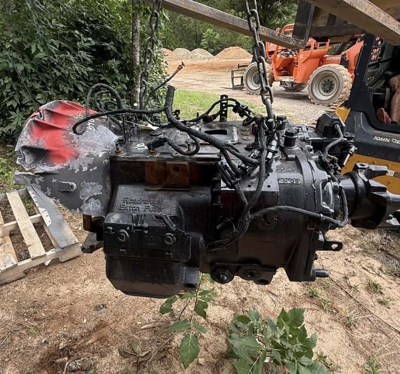 EATON FULLERAUTOMATIC TRANSMISSION MODEL FAOM-15810S-EC3 Broken