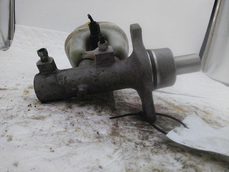 2013 RAM DODGE 1500 Pickup Brake Master Cylinder OEM 68000908AB Silver 154K