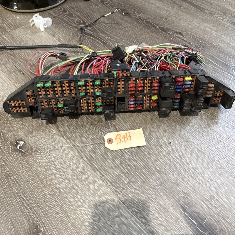 INTERNATIONAL FUSE / RELAY BLOCK - P/N: 10970916 C C1040053