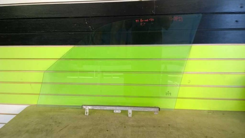 97 PASSAT SDN PASSENGER RIGHT FRONT WINDOW DOOR GLASS 1298-11