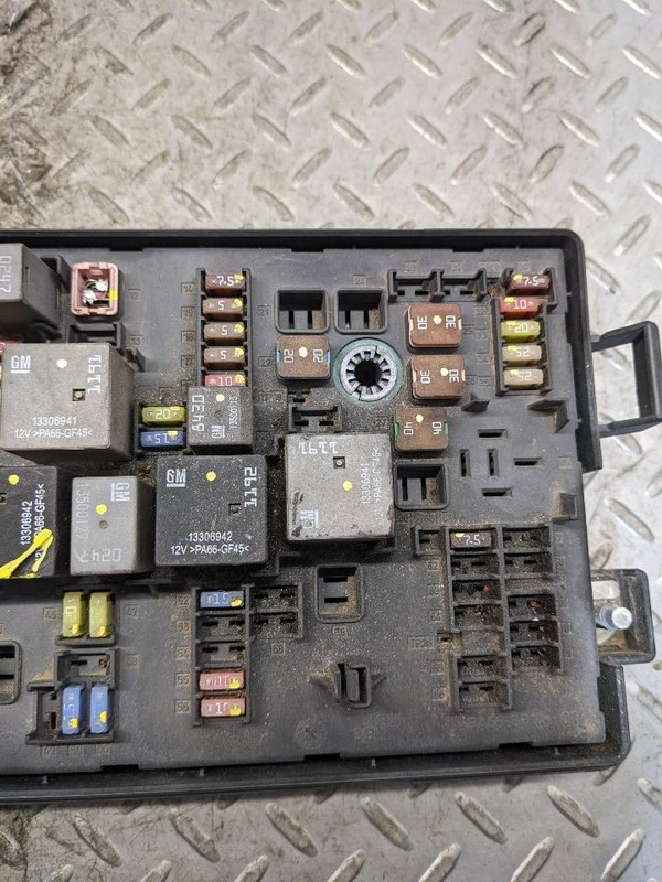 Fuse Box Engine Without Automatic Leveling Headlamps Fits 10-11 CAMARO 1187748