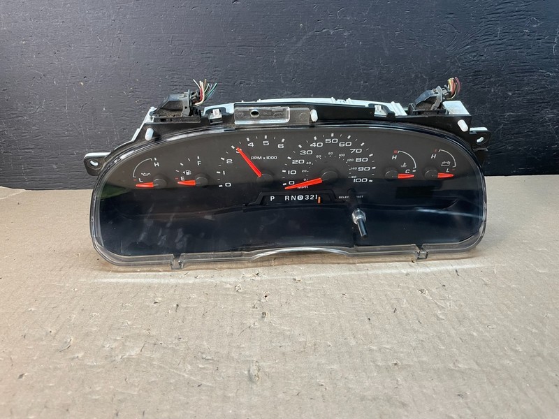 2006 Ford E350 Gauge Speedometer Cluster OEM ae3371 DG