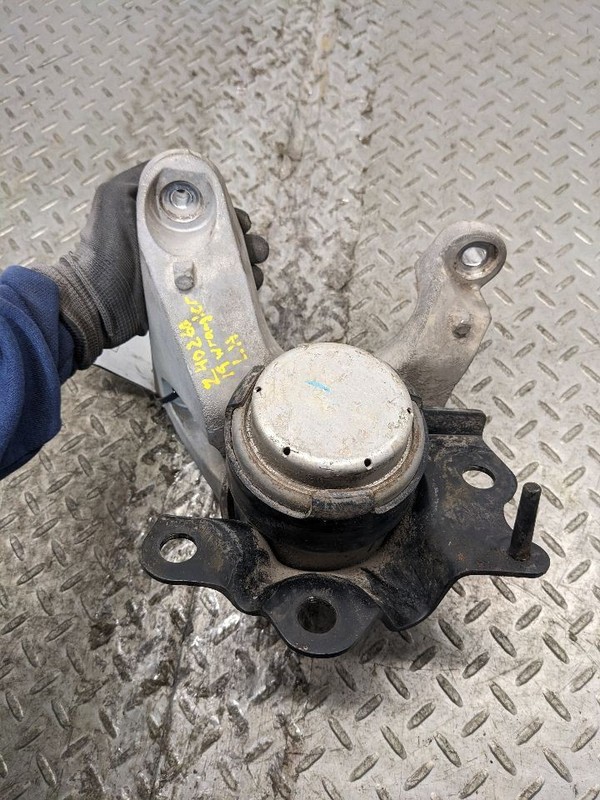 2018-2023 JEEP WRANGLER 2.0L LEFT SIDE ENGINE MOUNT SUPPORT BRACKET OEM 1181421