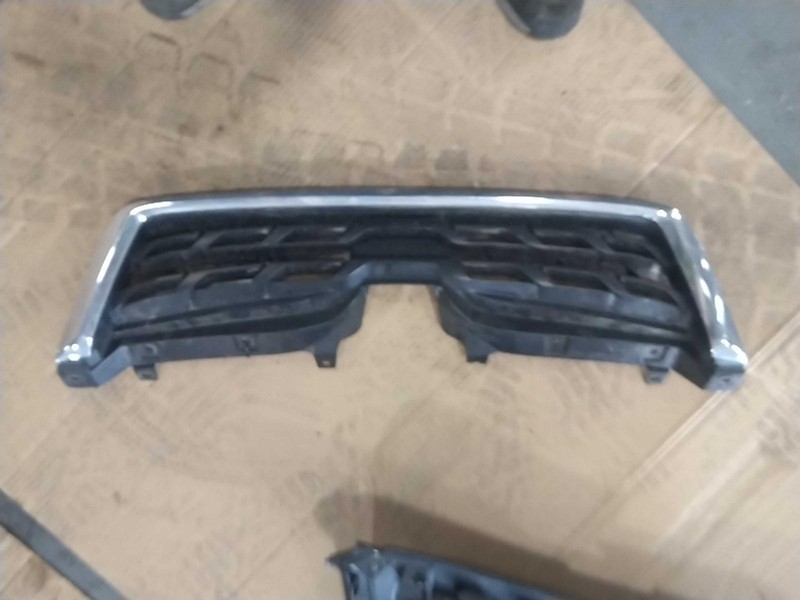 2017 Subaru Forester Grille Black OEM - One Broken Tab, 139k Miles