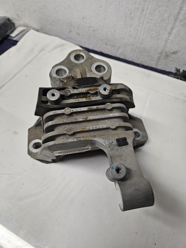 2014-2023 JEEP CHEROKEE 2.4L ENG TRANSMISSION GEARBOX MOUNT BRACKET OEM
