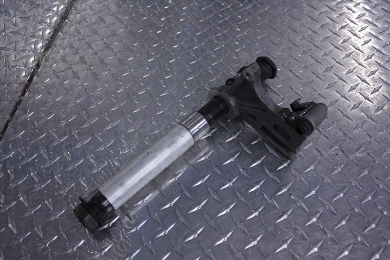 05 YAMAHA FZ6-S REAR WHEEL AXLE BOLT SHAFT W/BRAKE CALIPER BRACKET FZ600 FZ S