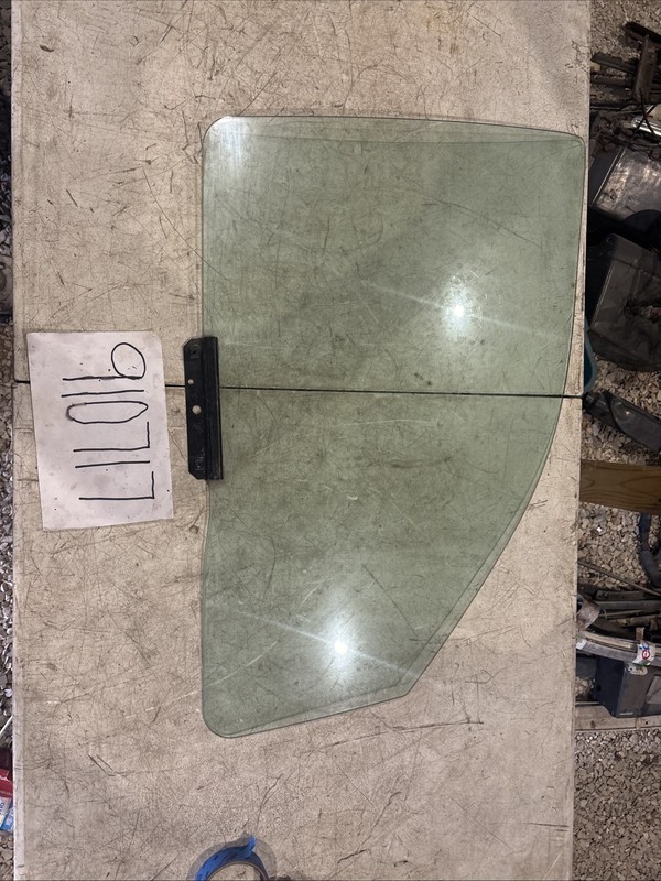 1998 - 2003 Dodge Durango SLTPassenger Right Front Side Window Door Glass OEM