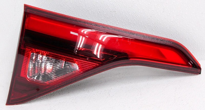OEM GMC Acadia All Terrain Black Edition Left Side Tail Lamp 84697834 Lens Chip