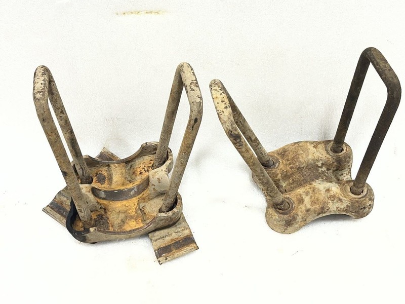 1993 1994 1995 CHEVROLET PICKUP 3500 2500 1500 LEAF SPRING SHACKLE BRACKETS 6.5L