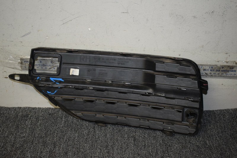 2016-2019 VOLVO XC90 FRONT RIGHT DRIVER SIDE LOWER BUMPER GRILLE OEM