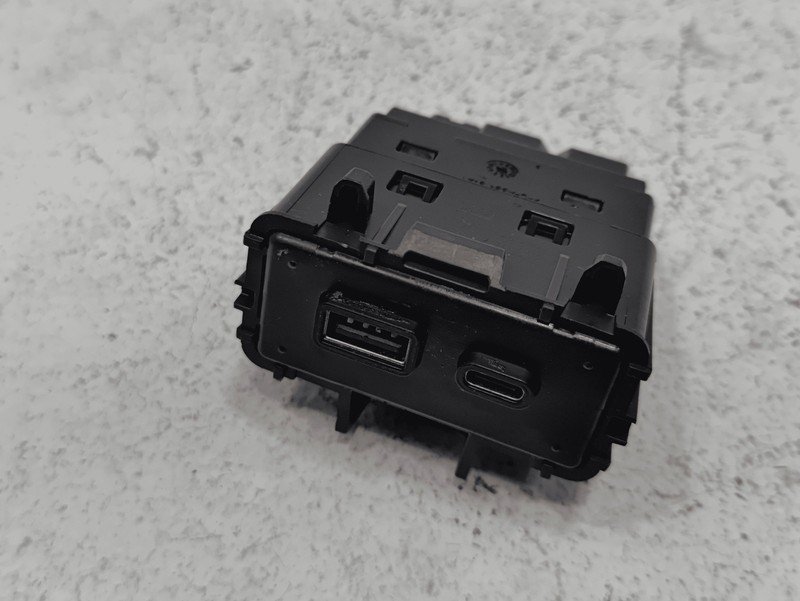 2024-25 Buick Envista Dash Instrument Panel Center Lower Media USB Port Hub OEM