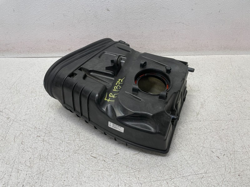 15 16 17 18 Porsche Macan 3.0L Right Engine Intake Air Filter Box 1372 OEM