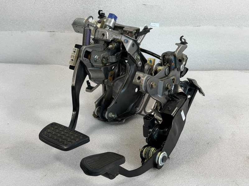 2002-2006 LEXUS ES330 BRAKE AND GAS PEDAL ASSEMBLY OEM