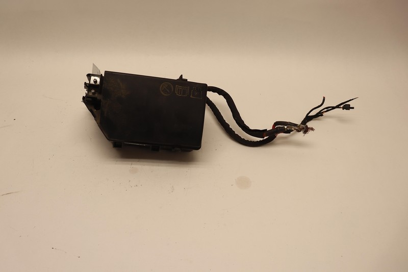 2019-2020 VOLVO XC40 2.0L ENGINE COMPARTMENT FUSE RELAY BOX W/ COVER OEM